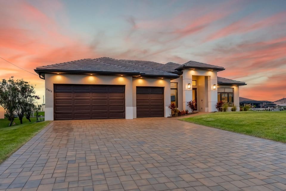 Pool and Spa, Canal Views, Sleeps 12! - Salted Air Villa House in Cape Coral