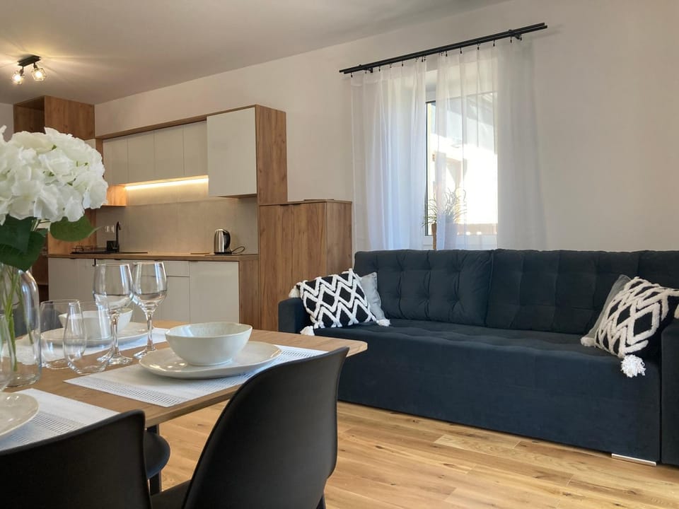 Kitchen or kitchenette, Seating area, Dining area