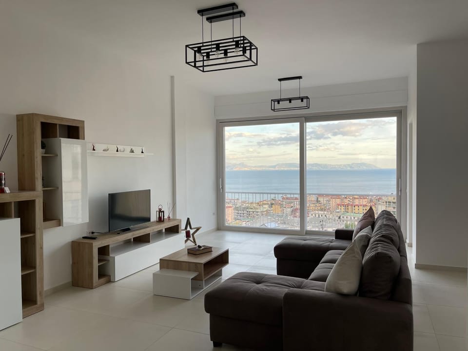 Communal lounge/ TV room, Natural landscape, TV and multimedia, Living room, Seating area, Evening entertainment, Sea view