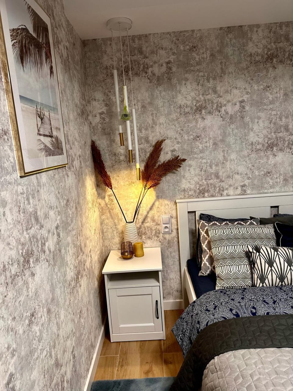 Bed, Living room, Photo of the whole room, Seating area, Bedroom