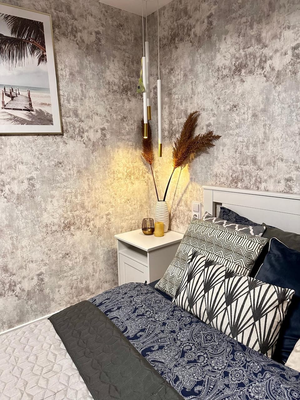 Bed, Photo of the whole room, Seating area, Bedroom