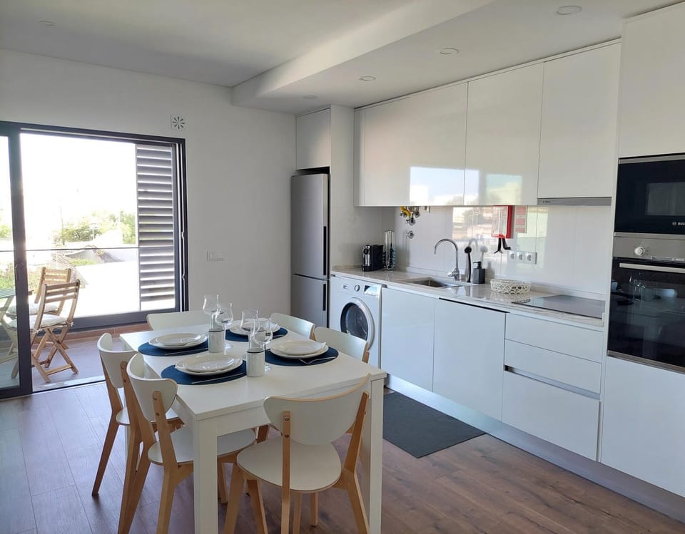 Kitchen or kitchenette, Dining area, dishwasher, minibar, pet friendly, stove