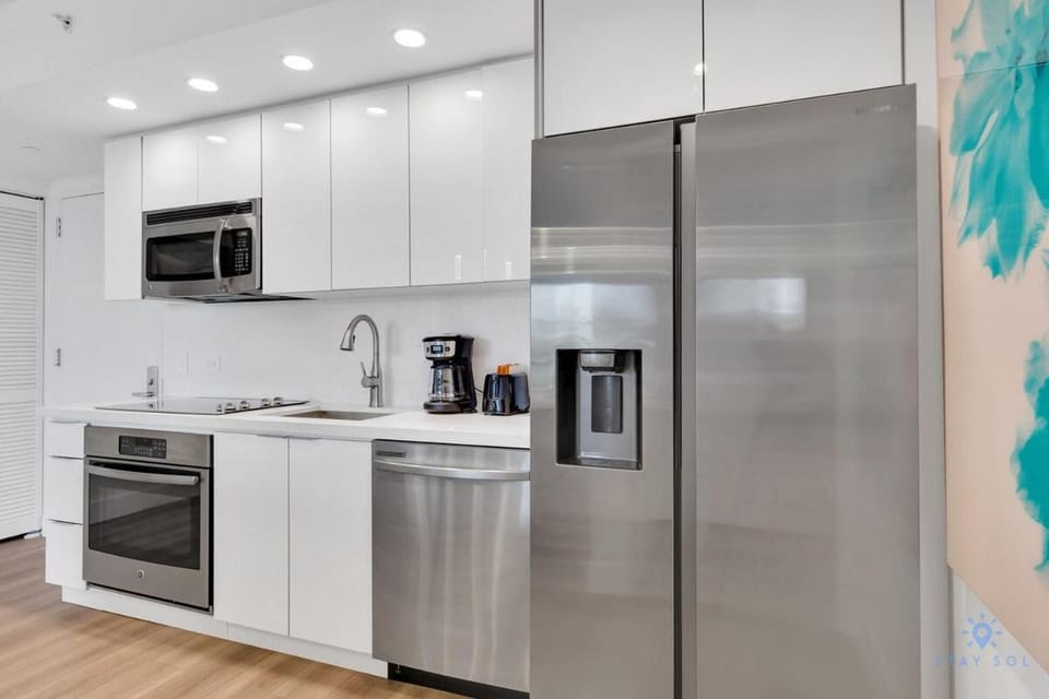 Pool Apartment with Balcony, Near Beach Apartment in Hallandale Beach