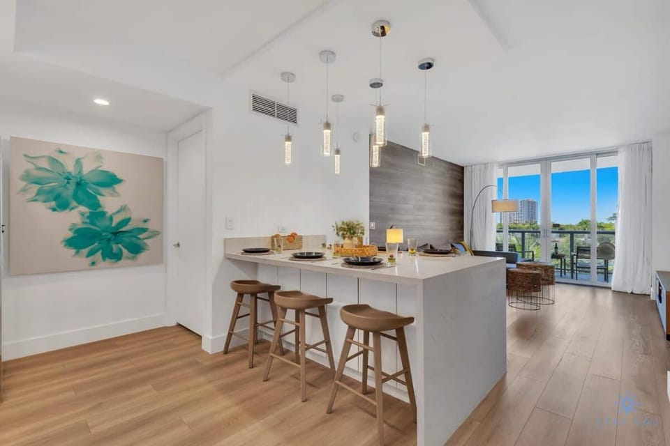 Pool Apartment with Balcony, Near Beach Apartment in Hallandale Beach