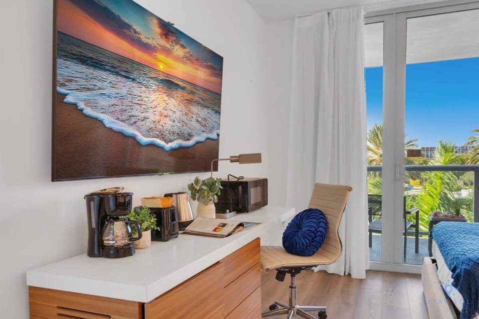 Modern Resort with Balcony - Near Beach - Pool House in Hallandale Beach