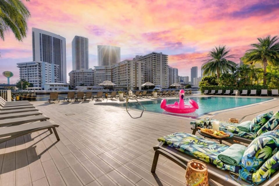 Modern Resort with Balcony - Near Beach - Pool House in Hallandale Beach