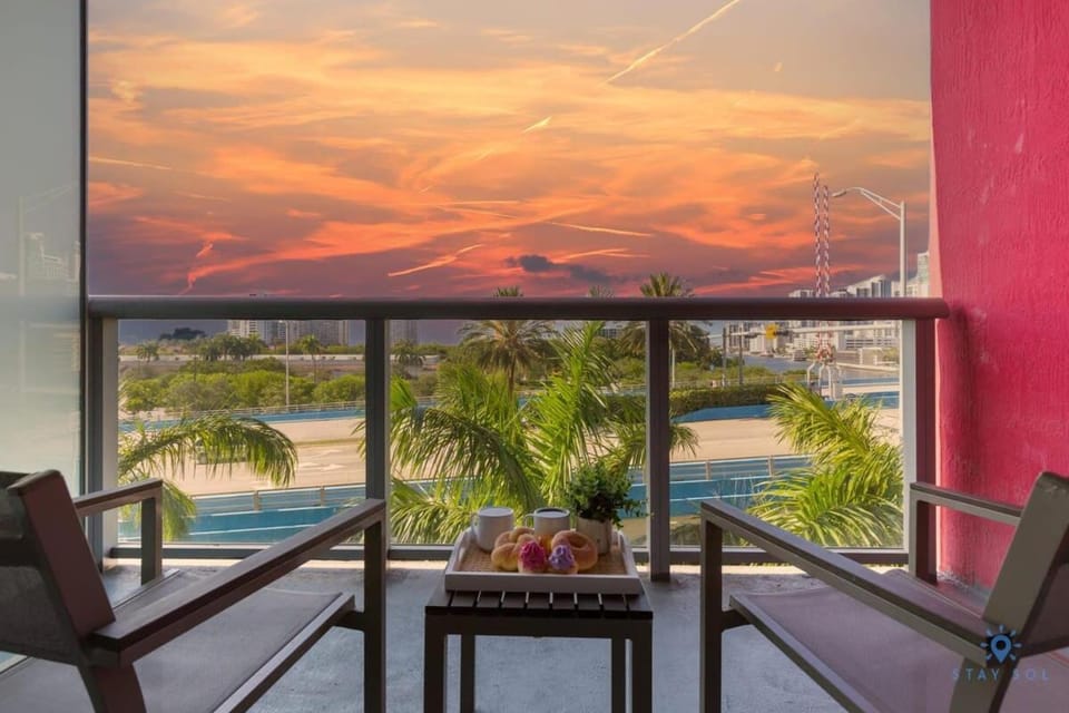 Modern Resort with Balcony - Near Beach - Pool House in Hallandale Beach