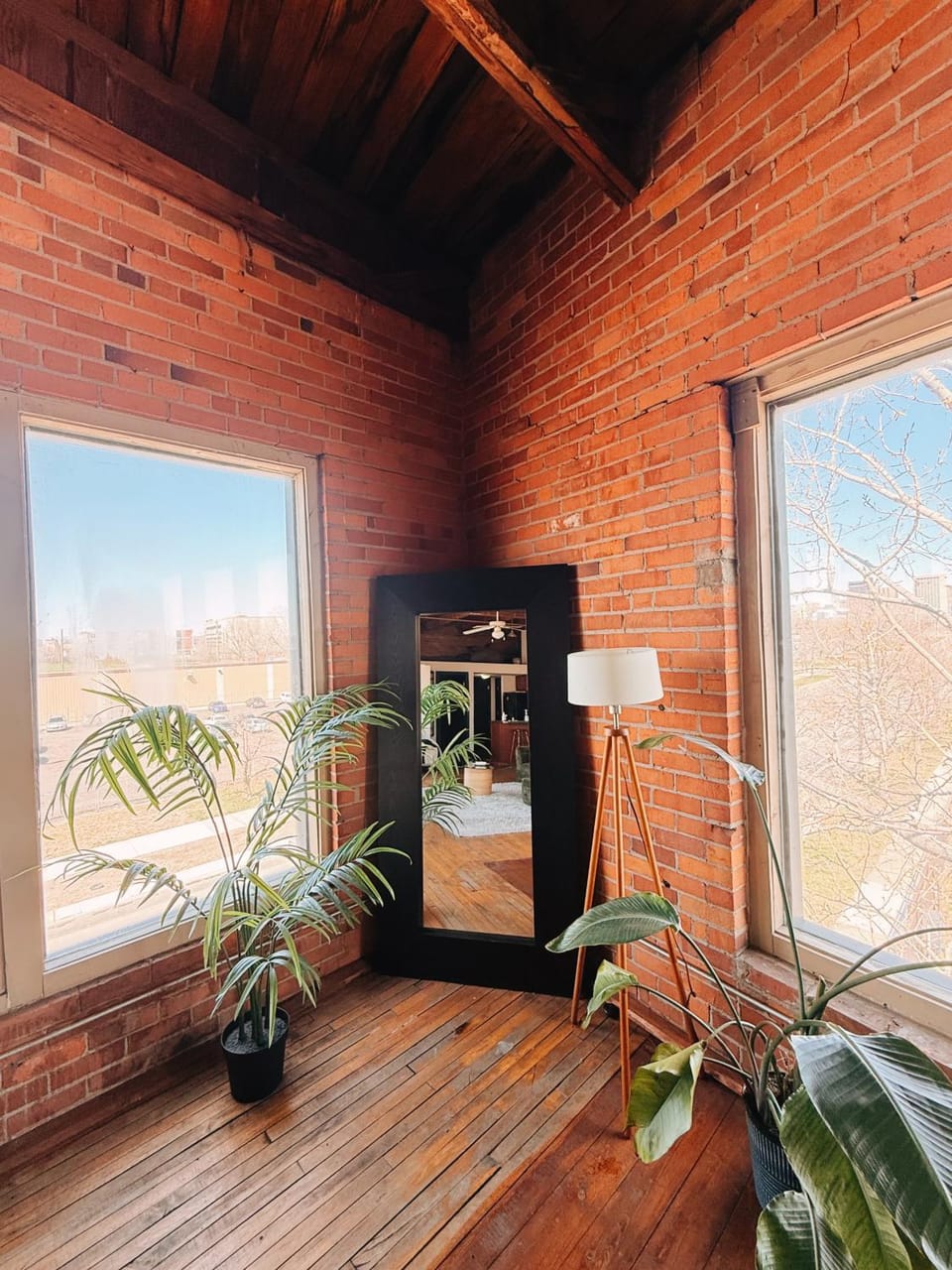 420 Friendly SKYLINE view Downtown Loft FREE Parking Apartment in Windsor