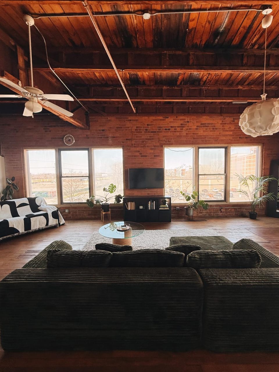 420 Friendly SKYLINE view Downtown Loft FREE Parking Apartment in Windsor