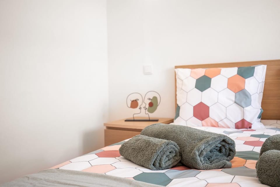 Bed, Photo of the whole room, Bedroom, towels
