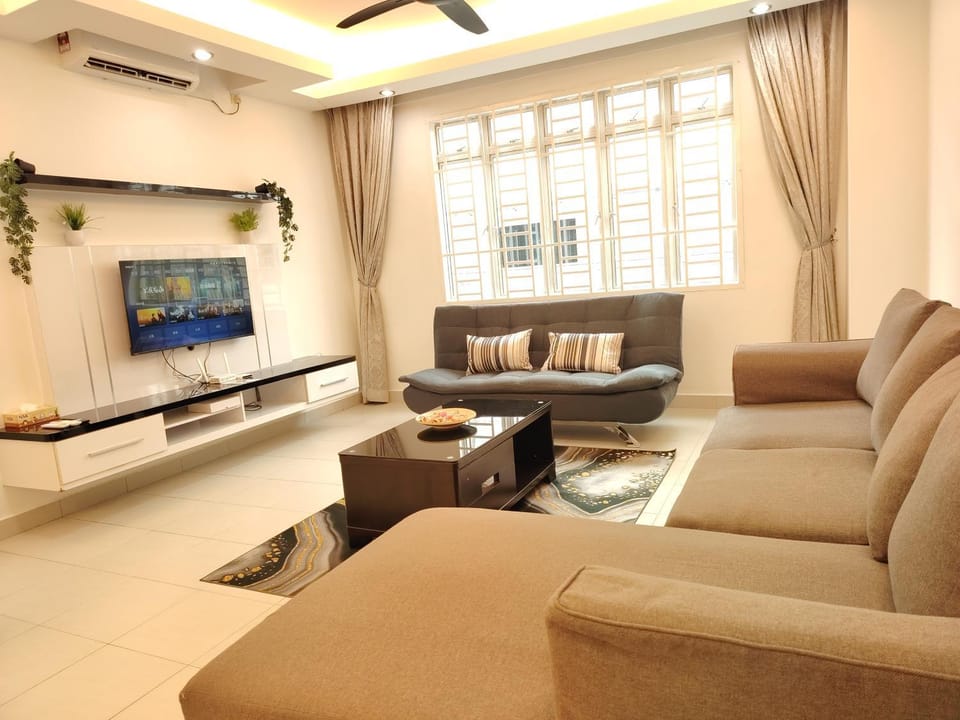 Maison Inn - Affordable Sleeps 6 to 13 near Tebrau AEON & Toppen Apartment in Johor Bahru