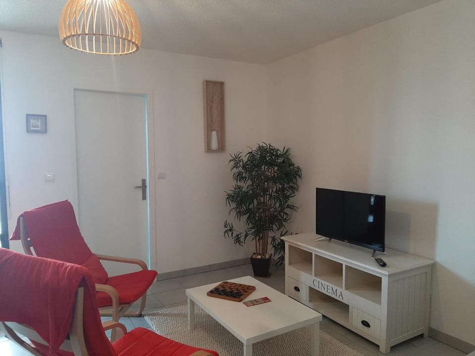 Appartement T2 Tout Confort Centre-Ville Vieux-Boucau avec Parking Privatif et Proche des Plages - FR-1-239-926 Apartment in Vieux-Boucau-les-Bains