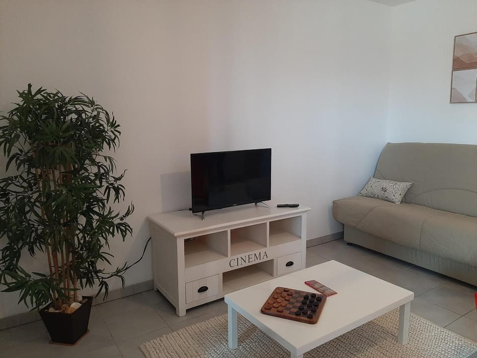 Appartement T2 Tout Confort Centre-Ville Vieux-Boucau avec Parking Privatif et Proche des Plages - FR-1-239-926 Apartment in Vieux-Boucau-les-Bains