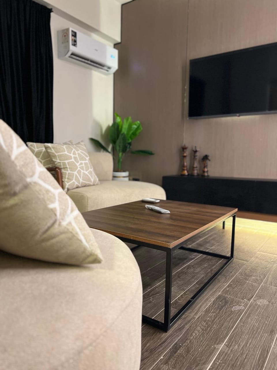 TV and multimedia, Living room, Seating area, Evening entertainment, air conditioner