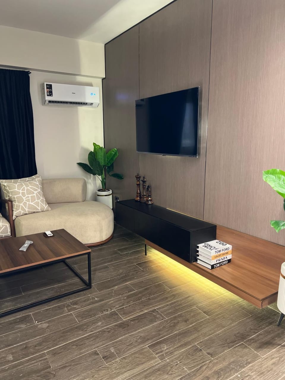 TV and multimedia, Living room, Seating area, Evening entertainment, air conditioner