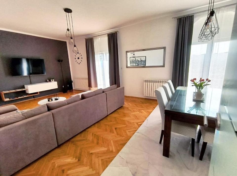 Communal lounge/ TV room, TV and multimedia, Living room, Seating area