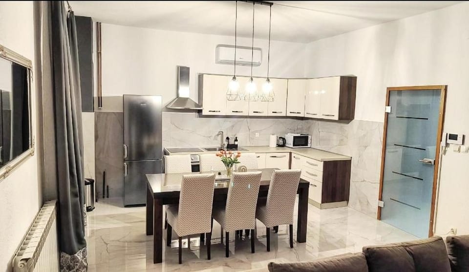 Kitchen or kitchenette, Dining area, minibar, oven