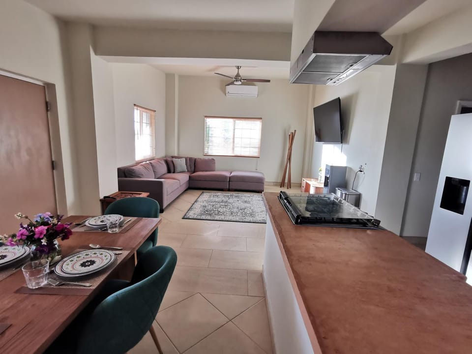 TV and multimedia, Kitchen or kitchenette, Living room, Seating area, Dining area, fireplace, stove, kitchen
