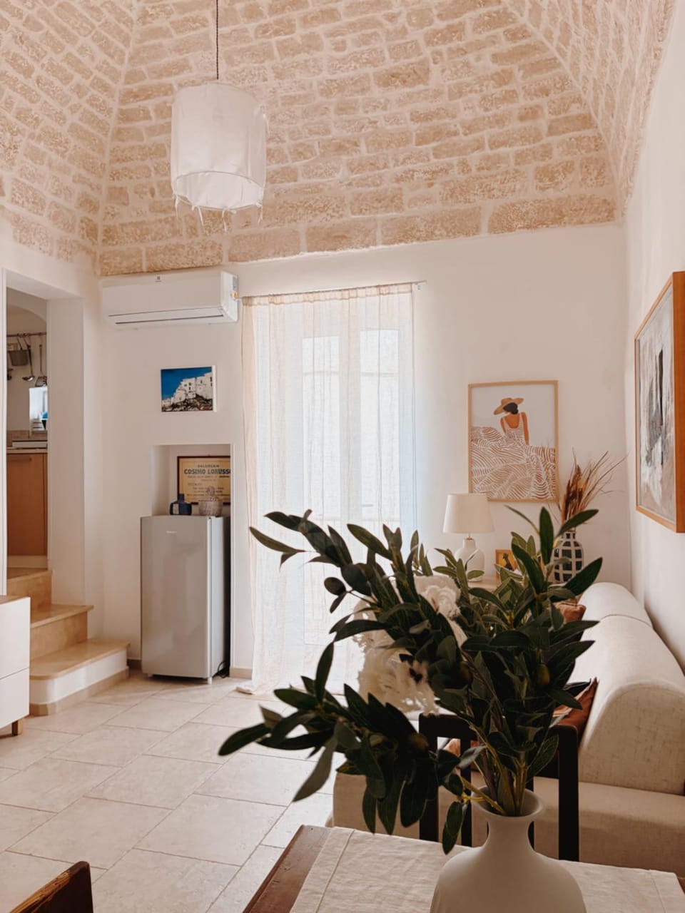 Kitchen or kitchenette, Seating area, air conditioner