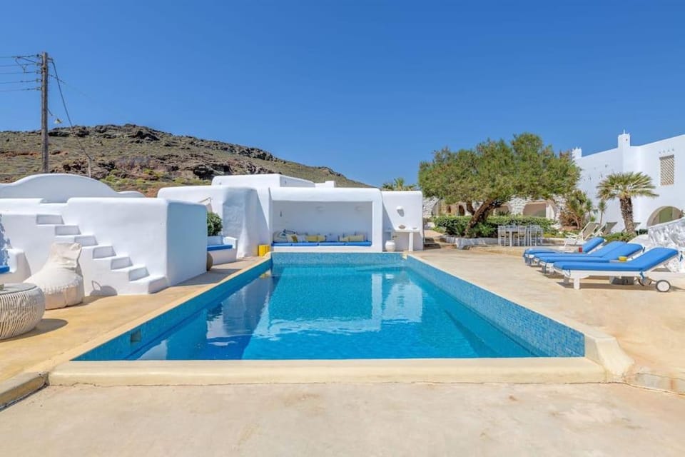 Property building, Day, Natural landscape, Mountain view, Pool view, Swimming pool, Swimming pool, sunbed
