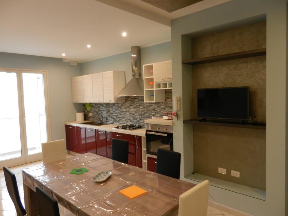 TV and multimedia, Kitchen or kitchenette, Dining area, stove