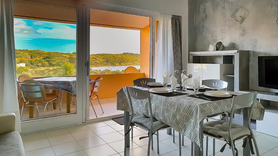 Communal lounge/ TV room, Natural landscape, TV and multimedia, Living room, Dining area