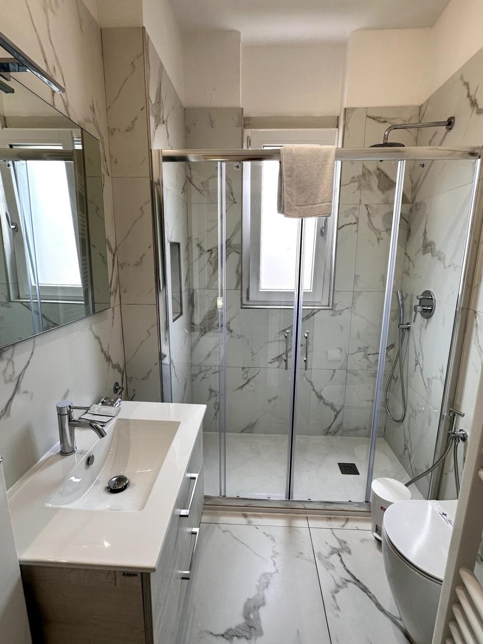 Shower, Toilet, Bathroom, Bath, towels