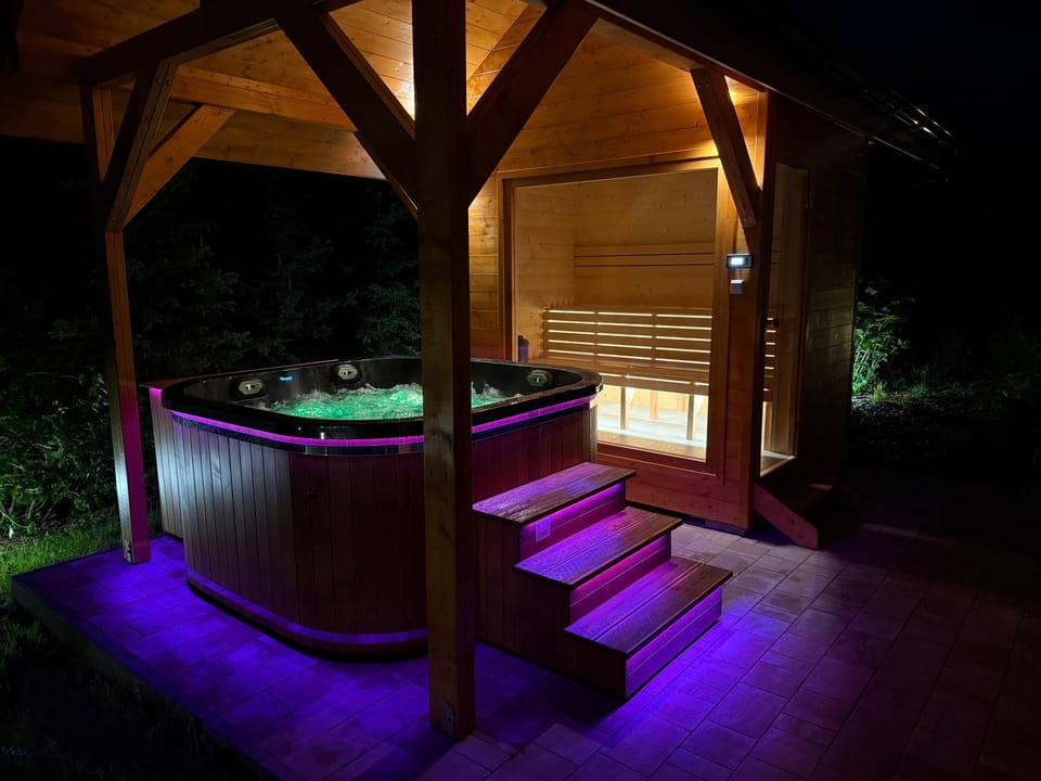 Night, Natural landscape, Hot Tub, Other, Other, Other, Seating area, towels, towels