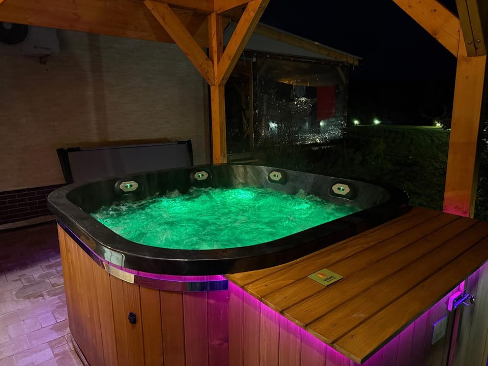 Night, Natural landscape, Hot Tub, Other, Other, Other, Seating area, towels, towels