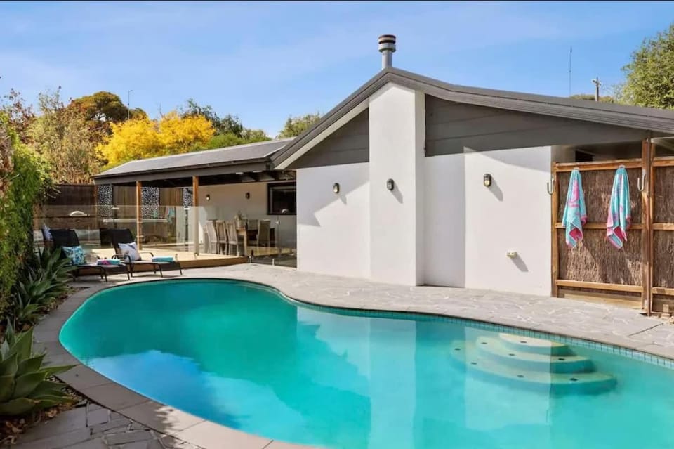 Swimming pool, sunbed