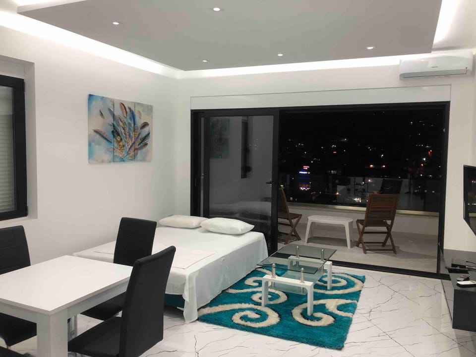 Bed, Night, TV and multimedia, Living room, Seating area