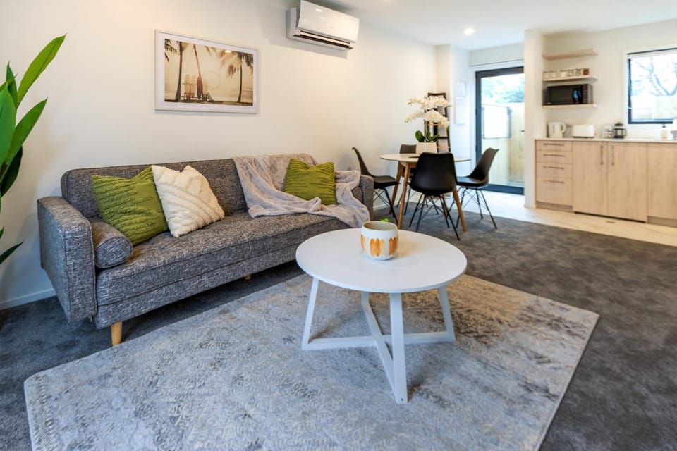 Facade/entrance, Kitchen or kitchenette, Living room, Photo of the whole room, Decorative detail, Dining area, hair dresser, air conditioner