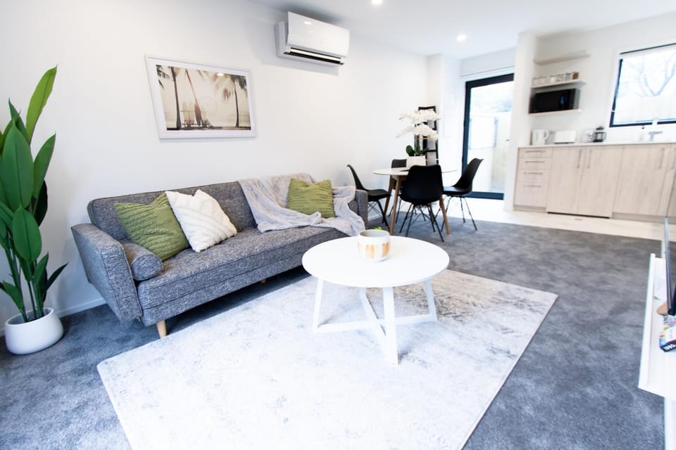 Facade/entrance, Kitchen or kitchenette, Living room, Photo of the whole room, Decorative detail, Dining area, hair dresser, air conditioner