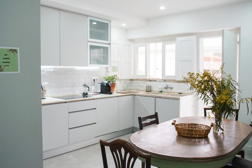 Kitchen or kitchenette, Dining area, stove