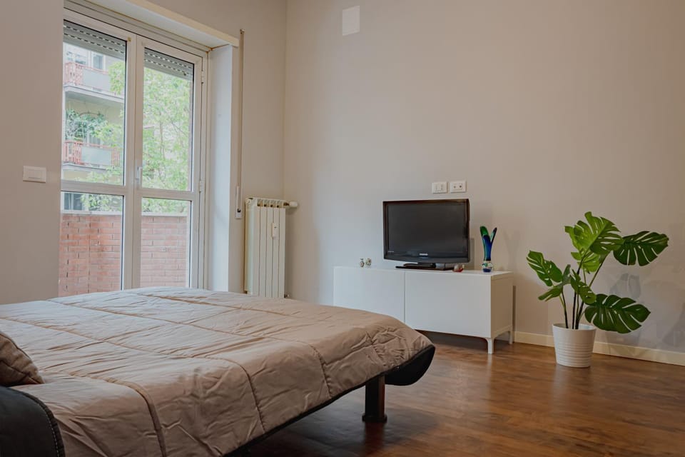 Bed, TV and multimedia, Photo of the whole room, Bedroom