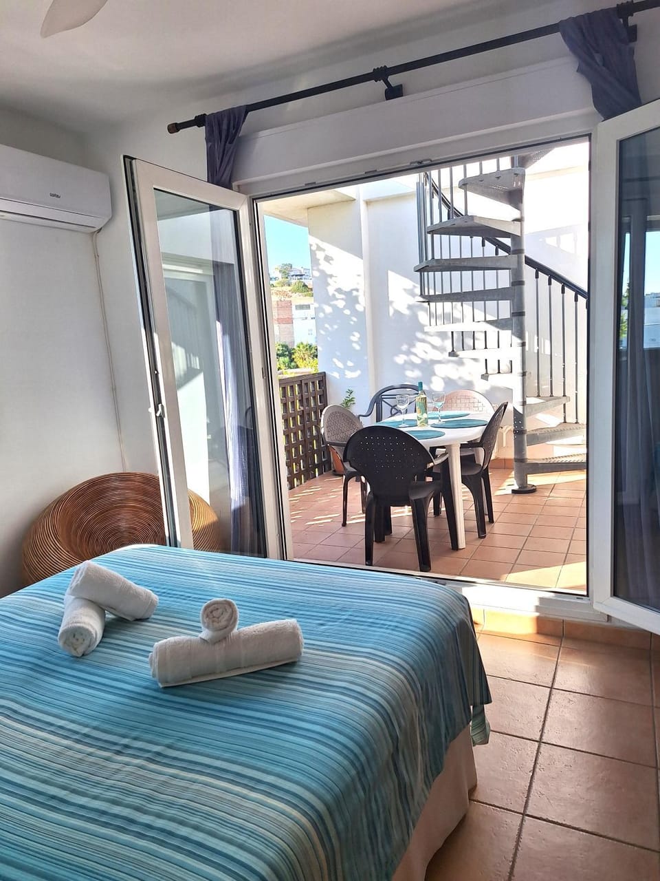Bed, Balcony/Terrace, Seating area, Bedroom, towels