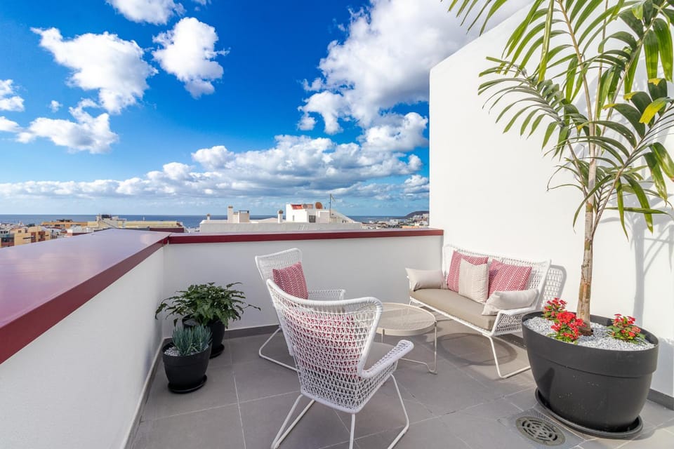 Modern Apartment - Shared Rooftop - Las Canteras Apartment in Las Palmas de Gran Canaria