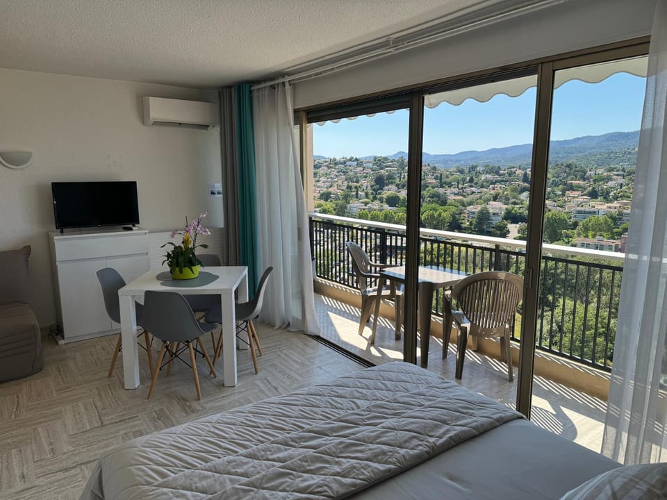 My Resid Appart Cannes vue marina et vue montagne Apartment in Mandelieu-La Napoule