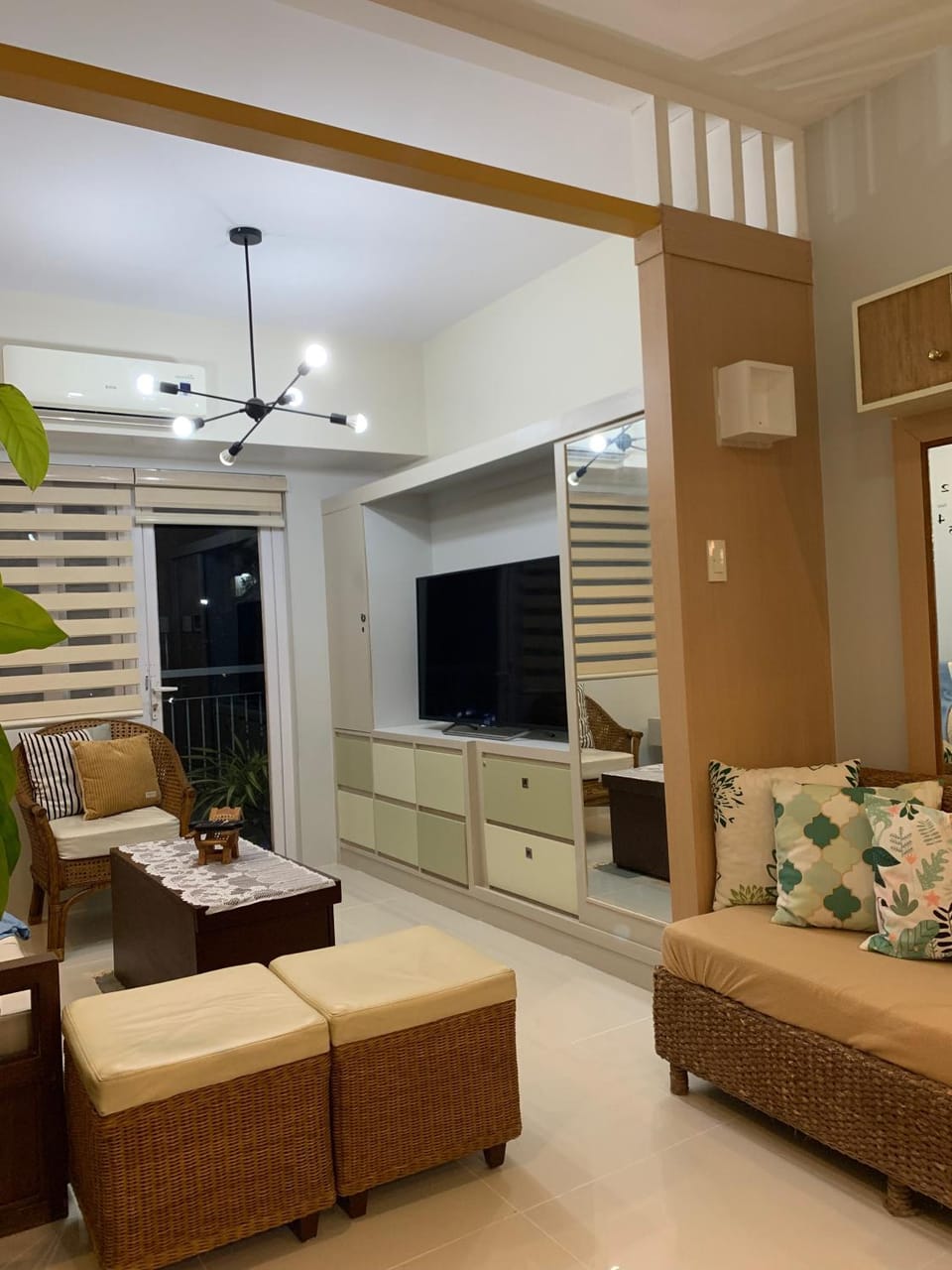 TV and multimedia, Living room, Seating area, Evening entertainment, air conditioner
