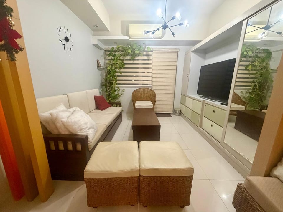 Tagaytay Family Staycation Spacious 2 Unit Condo Sleeps 5 to 7 Apartment hotel in Tagaytay