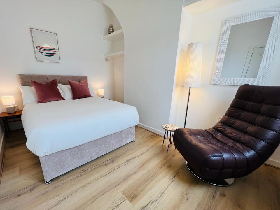 Bed, Photo of the whole room, Seating area, Bedroom