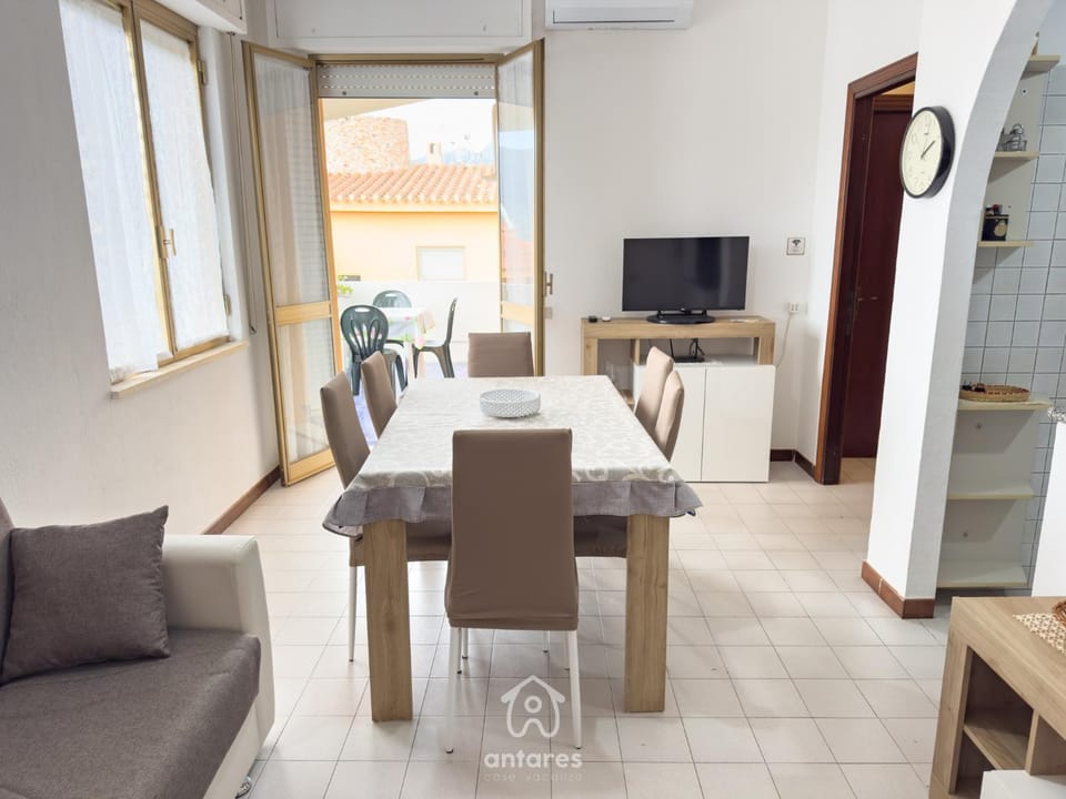 TV and multimedia, Living room, Seating area, Dining area, Evening entertainment