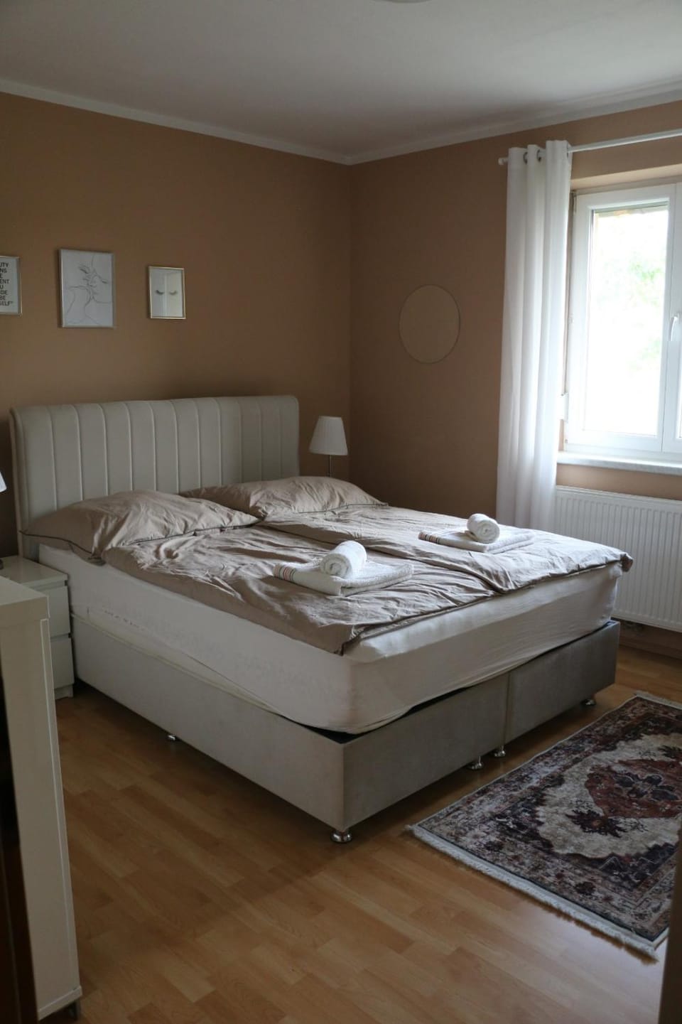 Bed, Bedroom, towels