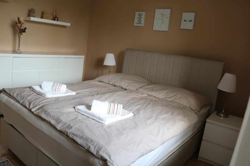 Bed, Bedroom, towels