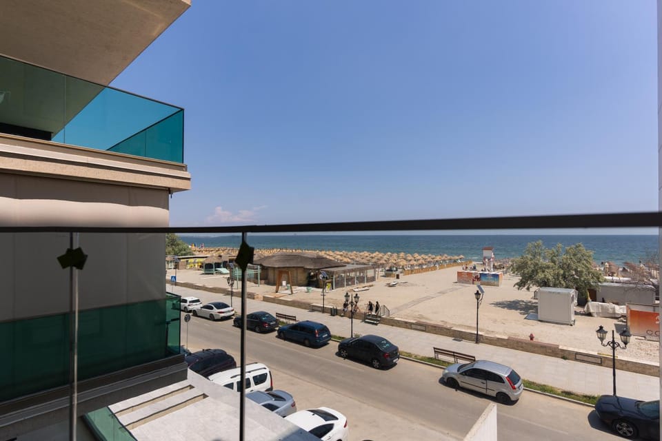 Sea view, Street view