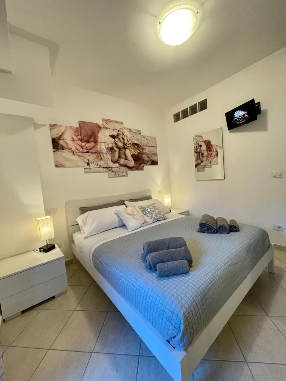 Bed, TV and multimedia, Photo of the whole room, Bedroom, towels