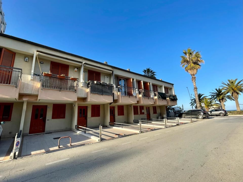 Property building, Day, Neighbourhood, Beach, Beach, Street view, Parking