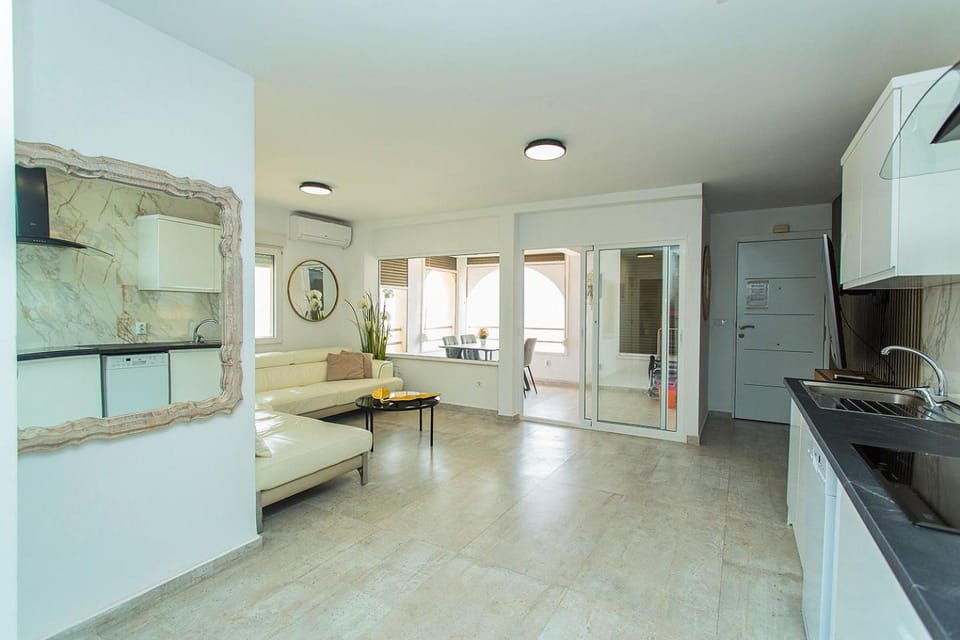 Kitchen or kitchenette, Living room, air conditioner