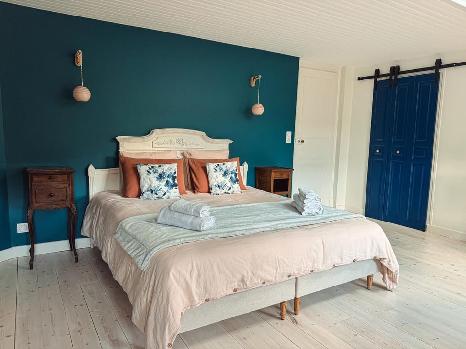 Bed, Photo of the whole room, Bedroom, towels