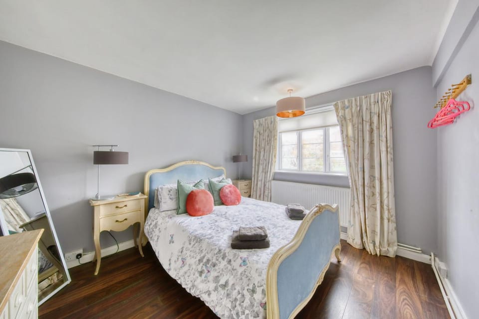 2 bed flat - SW London with parking Apartment in Kingston upon Thames